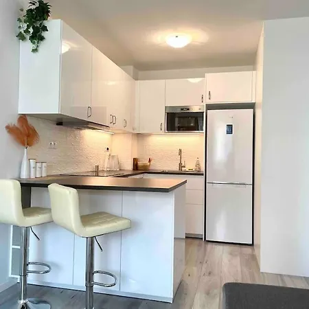 Great Location, Private Parking, New شقة *