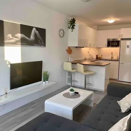 Great Location, Private Parking, New ברטיסלאבה