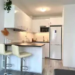 Great Location, Private Parking, New Apartmán *